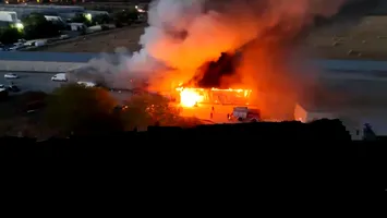 Incendiu la Dragonul Roșu din București. Flăcările se întind pe 2.000 de metri pătrați