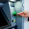 Se schimbă regulile pentru retragerile numerar de la bancomate. Câți bani ar putea românii să scoată
