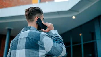 Un bărbat din Alba, condamnat după ce a încălcat ordinul de protecție şi a cântat victimei melodie de dragoste, la telefon