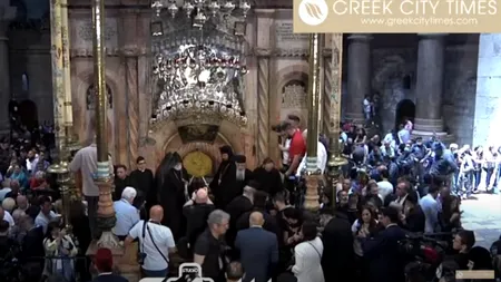 Minunea de la  Biserica Sfântului Mormânt: Lumina Sfântă, a ajuns la Ierusalim VIDEO