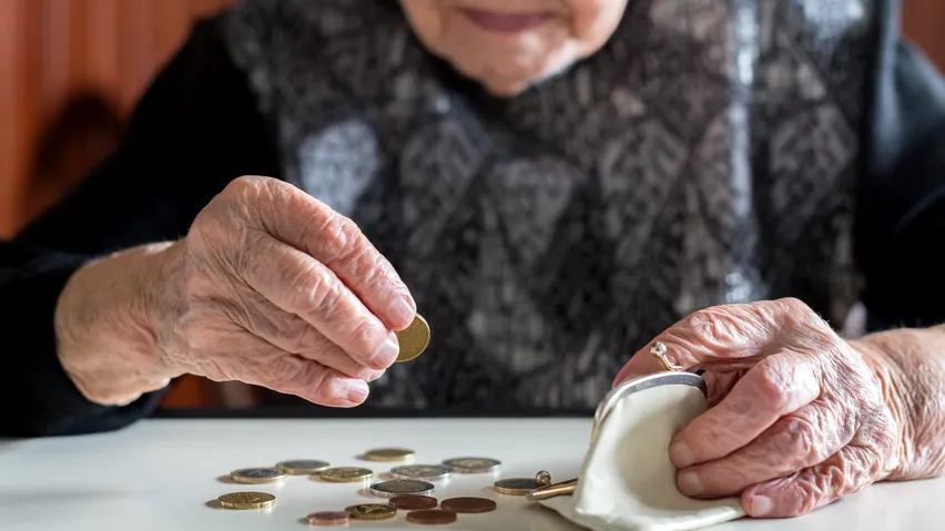 Aproape un milion de pensionari din România trăiesc cu mai puțin de 1.300 de lei pe lună