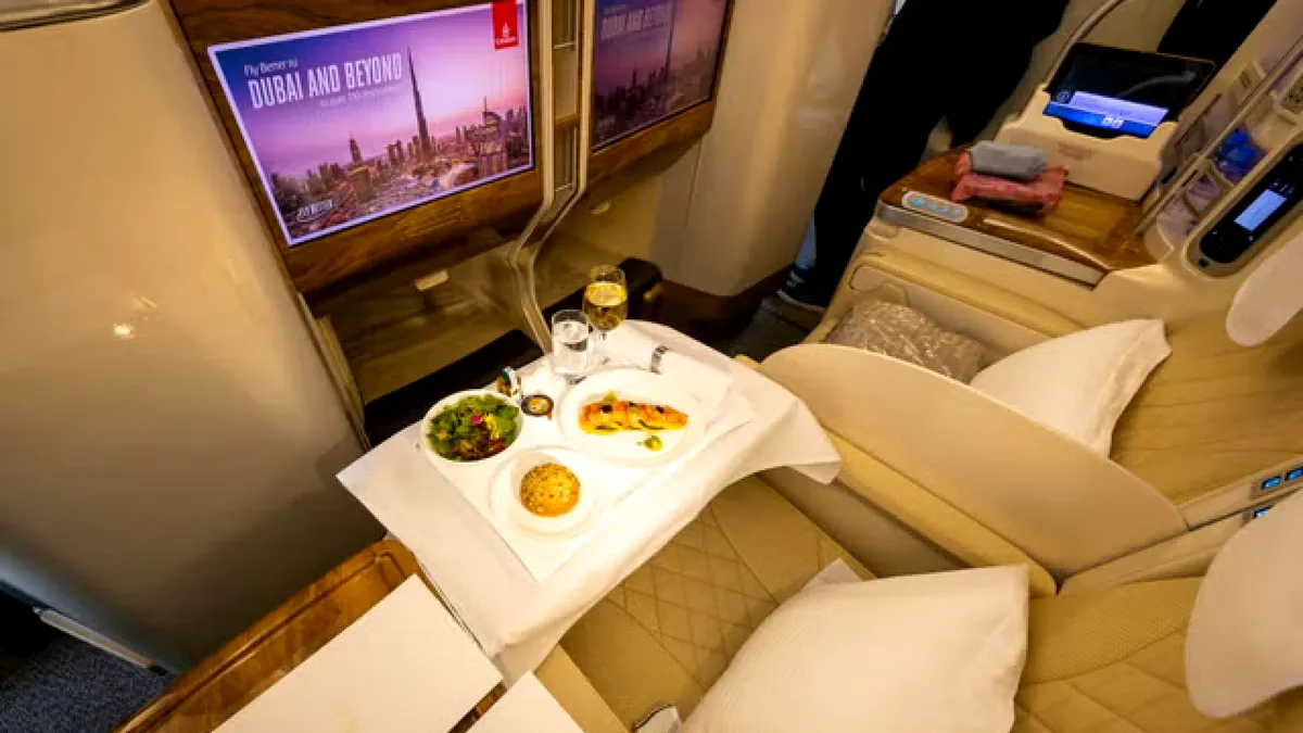 Topul companiilor aeriene cu cea mai bună și cea mai slabă mâncare la bord: Emirates pe primul loc, Ryanair la coadă