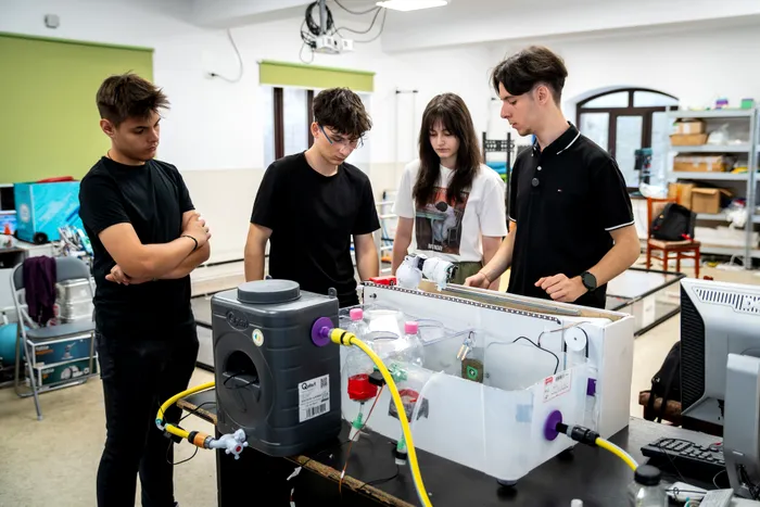 Sursă foto: Facebook Shape Robotics / Sera construită de elevii din Pitești