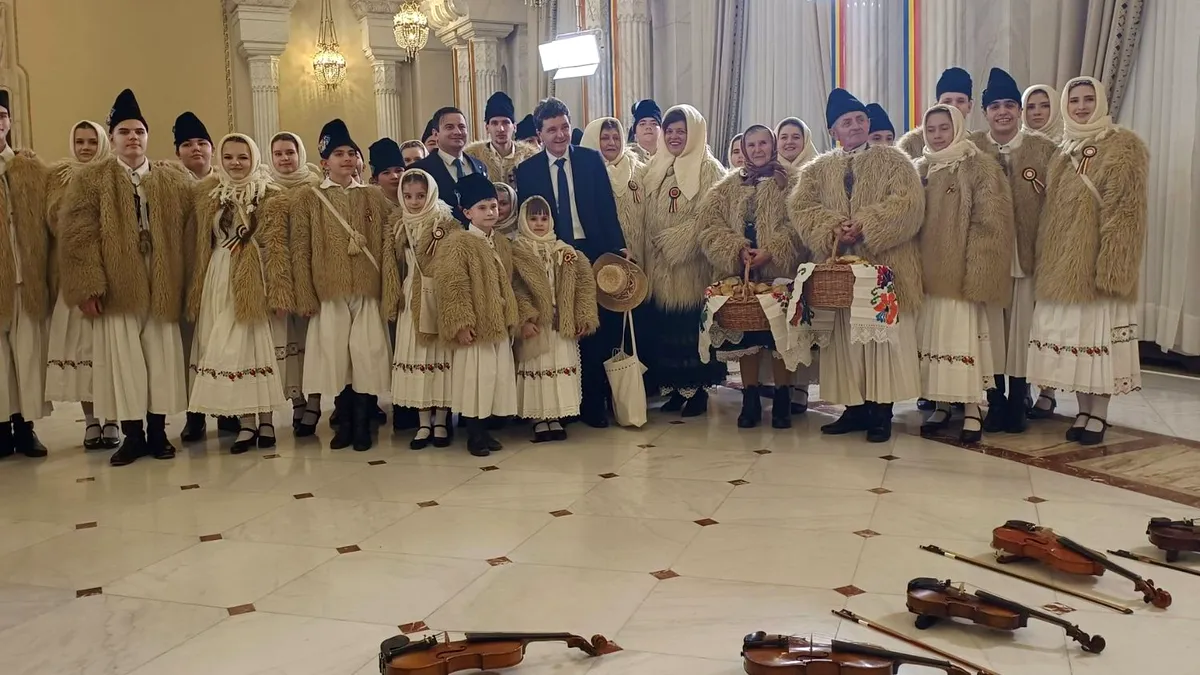 Palatul Cotroceni în spirit festiv: Nicușor Dan și Mirabela Grădinaru au primit colindători. Bucate tradiționale, cadouri și lacrimi de emoție