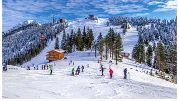Sezon de iarnă intens în Poiana Brașov, cu două recorduri: unul dorit, altul nu