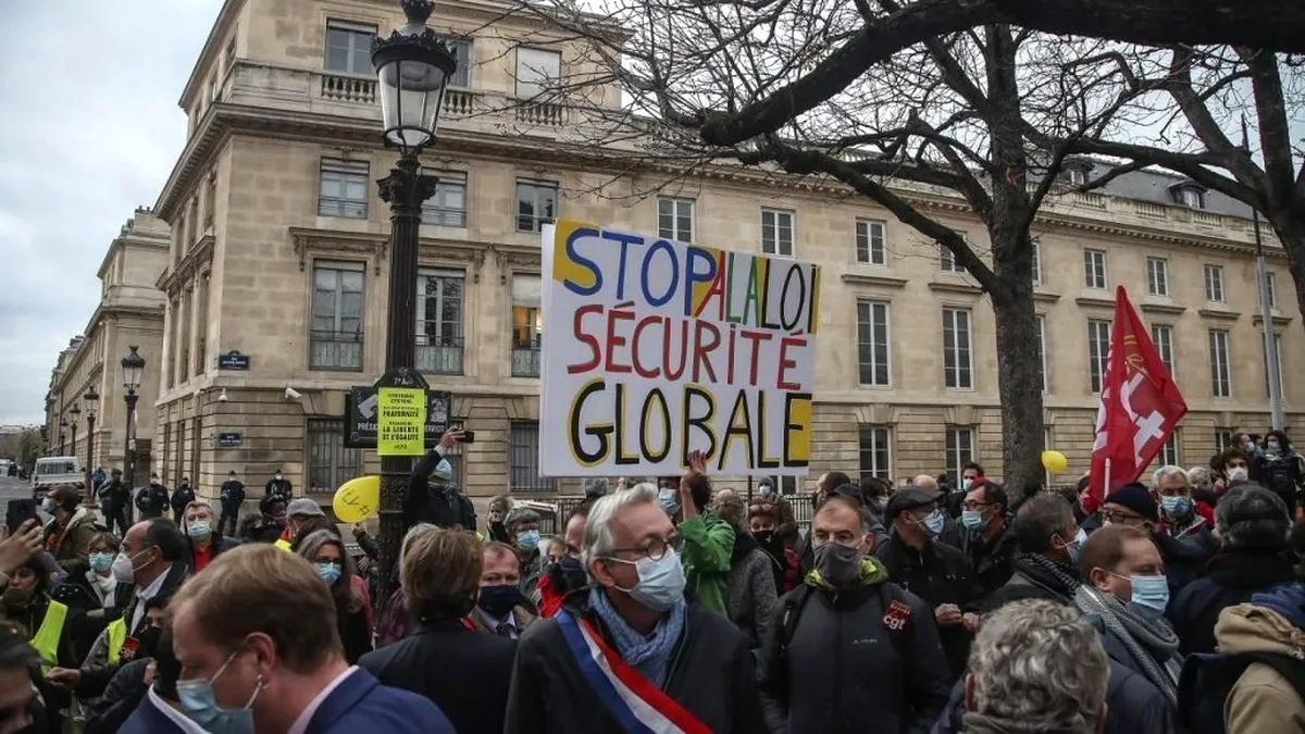 Proteste la Paris împotriva legii care interzice difuzarea imaginilor cu polițiști