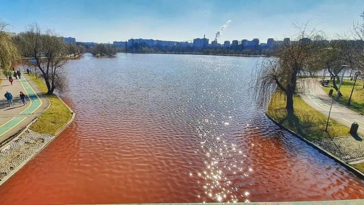 Apa lacului IOR e roșie din cauza unei alge