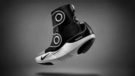 Adidașii care-ți fac masaj la picioare în timp ce mergi. Ce preț au aceștia