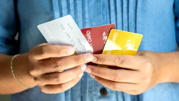 Credite luate cu „angajați inventați”. Rețea care introducea date false în ANAF, destructurată în București