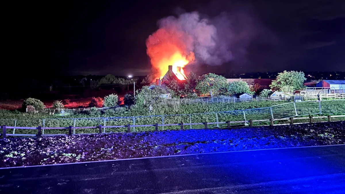 În Anglia continuă incendierea proprietăților unor celebrități. Ferma unde a crescut Prințesa Diana, mistuită de flăcări (Video)