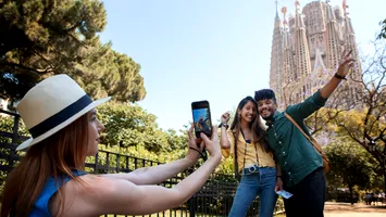 Barcelona nu știe cum să mai scape de turiști: își va reduce capacitatea terminalelor pentru croaziere