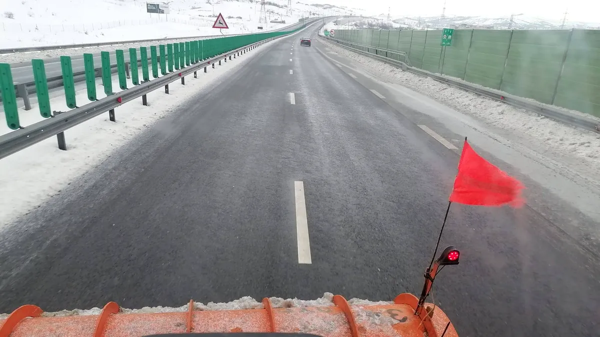 Mobilizare masivă după ninsori: 1.000 de utilaje curăță drumurile din țară
