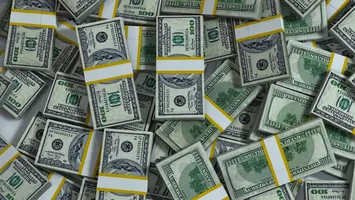 Dolarul pierde teren în fața euro și francului. Piețele taxeză turbulențele politice