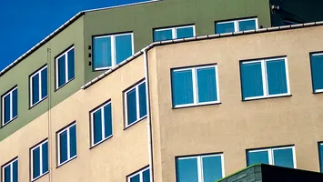 Românii care locuiesc la bloc vor avea noi reguli de respectat. Ce trebuie să facă înainte de a-și închide balconul