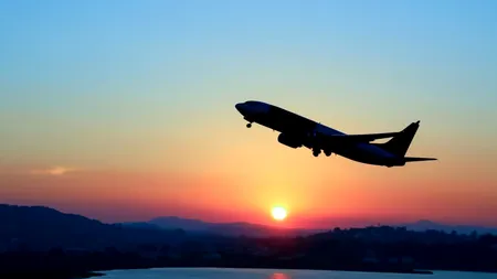 Bilete mai scumpe de avion din cauza costului pentru poluare