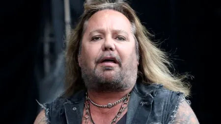 A căzut de pe scenă, în plin concert! Vince Neil, solistul trupei rock Motley Crue, s-a ales cu o fractură la coaste VIDEO
