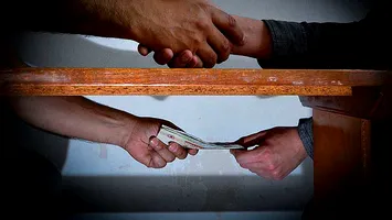 Șeful de la „Evidența Populației” din Brașov, șef și la șantaj și corupție