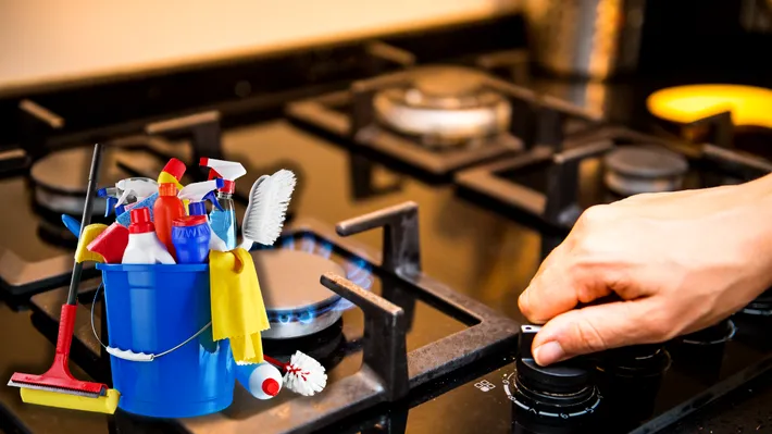 Cum cureți grătarul aragazului de grăsimea arsă: 4 metode cu produse pe care oricine le are în casă