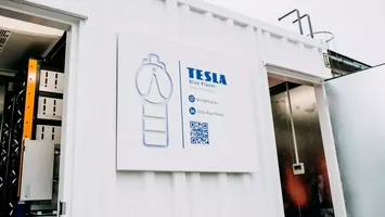 Fabrica TESLA de la Brăila, în impas, Ministerul Finanțelor amenință cu revocarea finanțării