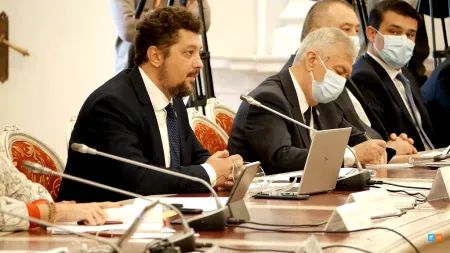 Fără mască la audierile miniștrilor! Liderul AUR, Claudiu Târziu, și-a dat masca jos într-o sală cu peste 30 de persoane VIDEO
