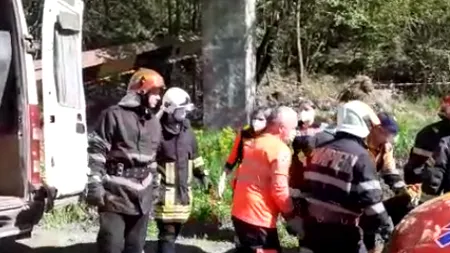Accident tragic în Neamț: Două persoane au murit după ce limitatorul de înălţime al unui pod a căzut peste un microbuz