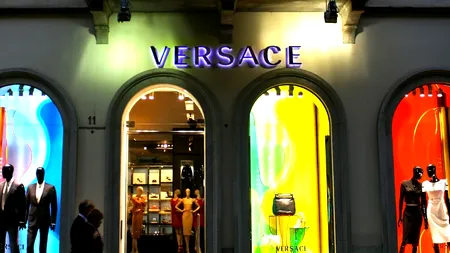 Prada preia opulentul Versace. În ce stadiu sunt negocierile, după taxele impuse de Trump