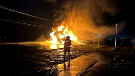Trafic rutier blocat şi doi morţi, după ce un autotren cu maşini şi o basculantă cu nisip s-au ciocnit pe un drum naţional