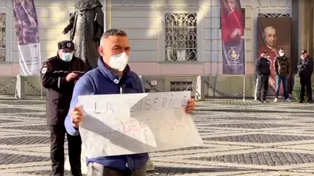 Protest împotriva președintelui Iohannis, la Sibiu: „La biserică... degeaba” și „Jó napot kívánok, PSD!” (video)