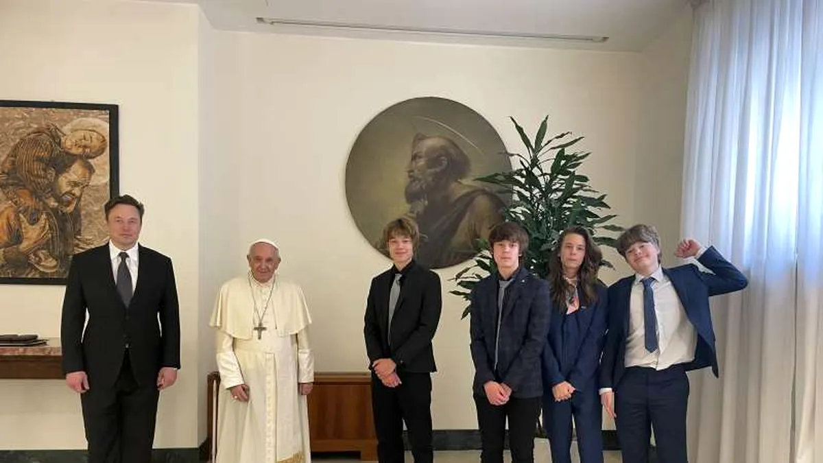 Elon Musk revine pe Twitter şi publică o imagine în care apare alături de papa Francisc