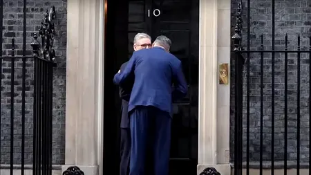 Ce înseamnă sărutul pe obraz folosit la întâlniri. Marcel Ciolacu l-a pupat pe premierul britanic, când s-au întâlnit la Downing Street 10. Ce spune psihologia despre gestul premierului