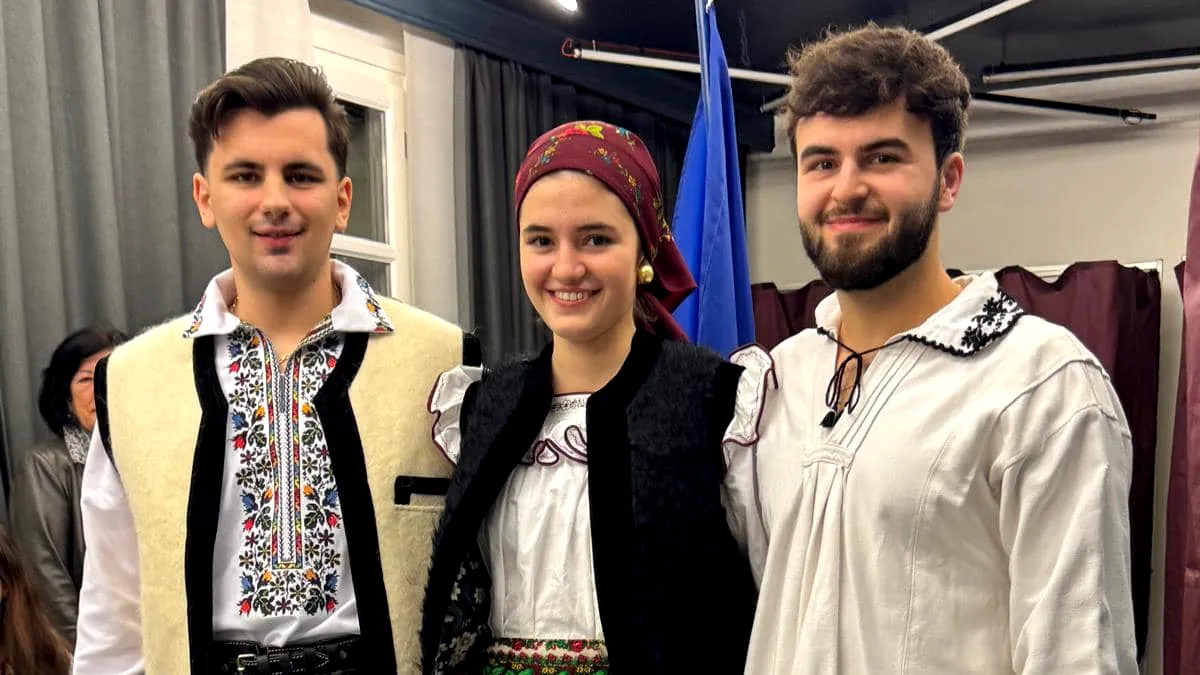 În costume populare, în Franța, în a doua zi de vot pentru Parlamentul României. Nu pot vota turiștii