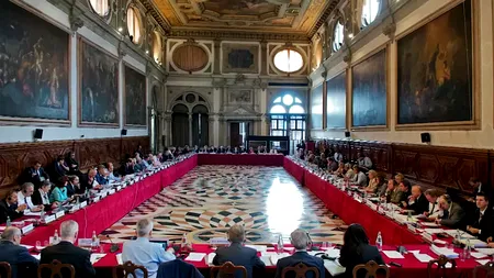 Scena politică, tot mai agitată. Liderii partidelor vor fi audiați de Comisia de la Veneția