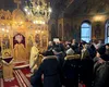 Credincioși uniți în rugăciune la Biserica Adormirea Maicii Domnului din Tânganu. Lăcașul de cult din Ilfov, împodobit cu lalele