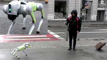 Roboți cu AI patrulează într-un oraș din România. Curățenie stradală și mesaje pentru locuitori