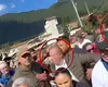 Călin Georgescu a venit cu interlopii la sinistrații din Broșteni: printre ei, membri ai mafiei pădurilor