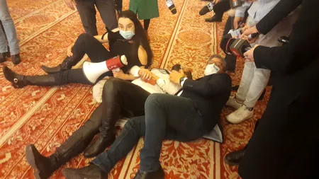 VIDEO SCANDAL în fața plenului în timpul votului de învestire a Guvernului Ciucă!
