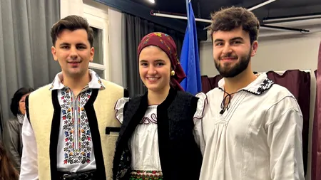 În costume populare, în Franța, în a doua zi de vot pentru Parlamentul României. Nu pot vota turiștii