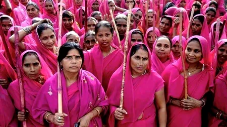 Gulabi Gang - banda femeilor justițiare care fac dreptate cu bastonul