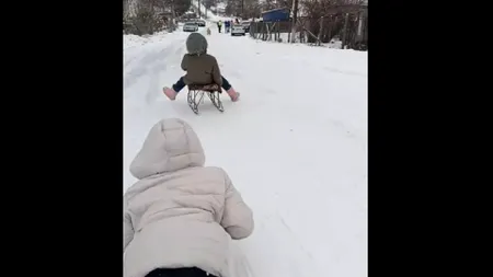 Cel mai frumos COD GALBEN: Primarul a închis strada și a transformat-o într-un derdeluș VIDEO