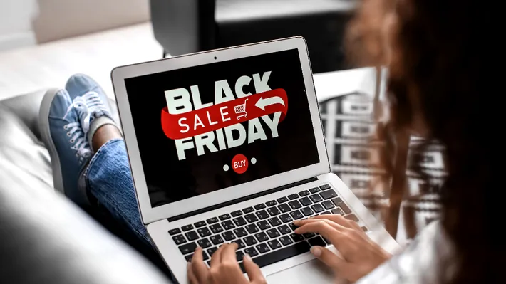 Bărbații vânează gadgeturi, femeile cosmetice. Ce pun românii pe lista de Black Friday 2026