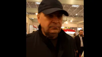 Scandal la Gaudeamus cu premierul Ilie Bolojan. Ce i-a reproșat un cetățean și replica tăioasă a oficialului (VIDEO)