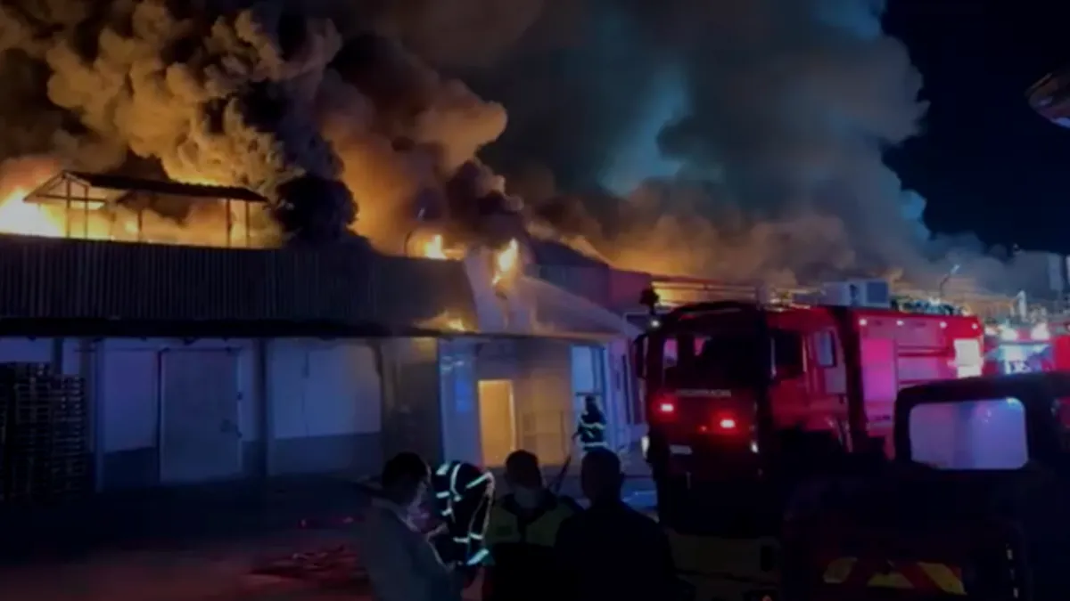 Incendiu uriaș la un depozit din Pantelimon. Au fost trimise patru mesaje Ro-Alert
