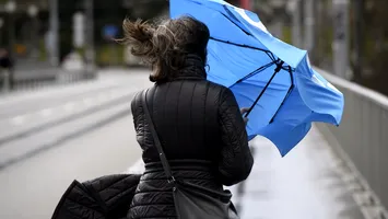 Alertă de Cod Galben de vânt puternic emisă pentru 18 județe din sudul țării, inclusiv municipiul București