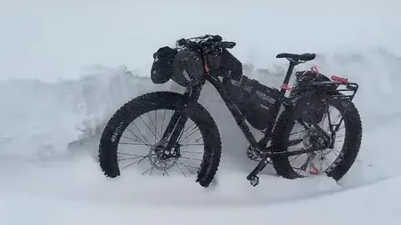 Salvamontiștii din Sinaia intervin pentru salvarea unei persoane blocate pe munte. Bărbatul era cu bicicleta în plin viscol (VIDEO)