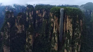 Cel mai înalt lift în aer liber din lume. Privelişti care îţi taie răsuflarea, din „liftul celor 100 de dragoni”