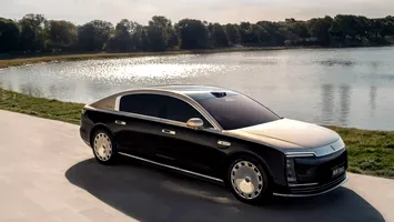 Lux la preț redus: bolidul care face competiție Rolls-Royce și Mercedes