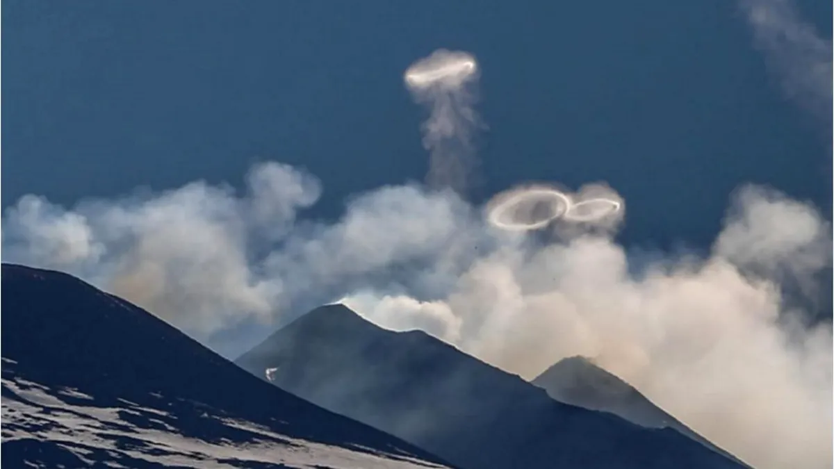 Vulcanul Etna se dă în spectacol. Aruncă în aer cercuri perfecte de fum, unele chiar roz! GALERIE FOTO