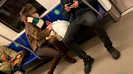 Oameni care împing alţi oameni în faţa metroului