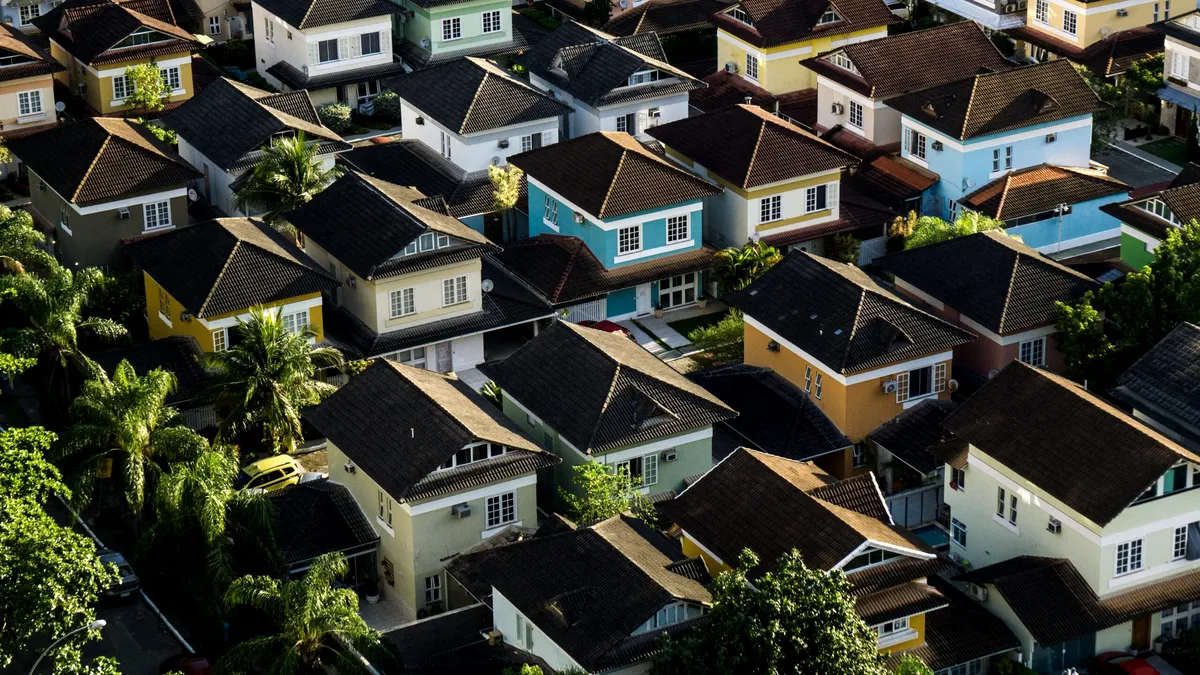 În ce țară europeană au scăzut cel mai mult prețurile caselor. România, pe primul loc la numărul de proprietari