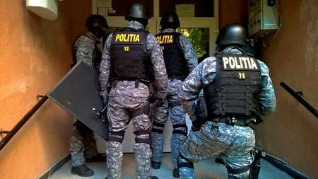 Percheziții în Țăndărei. Sute de polițiști au împânzit zona, este folosit și un elicopter al MAI